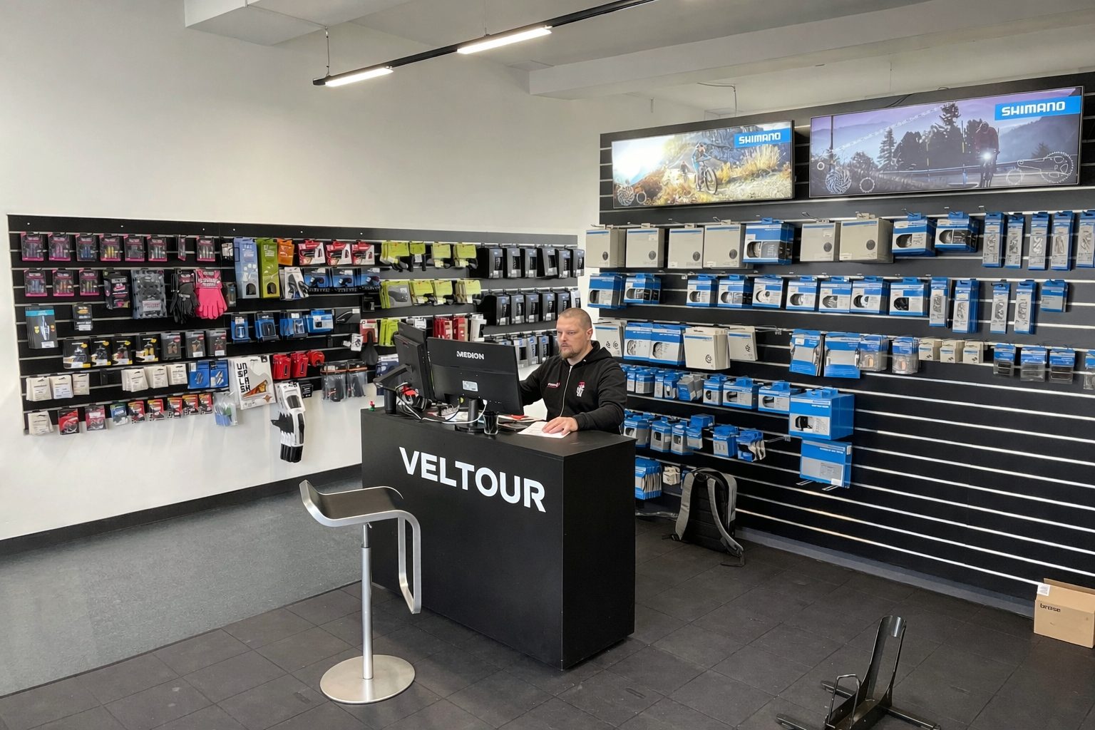 Магазин VELTOUR в Воронеже — стойка консультации